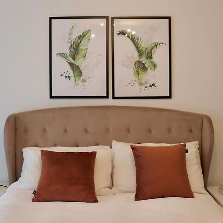A Stylish Two Bedroom Modern Apartment With Parking Barking  Exteriér fotografie