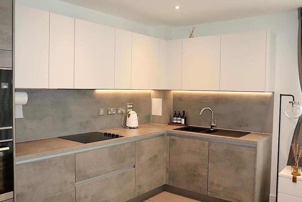 A Stylish Two Bedroom Modern Apartment With Parking Barking  Exteriér fotografie