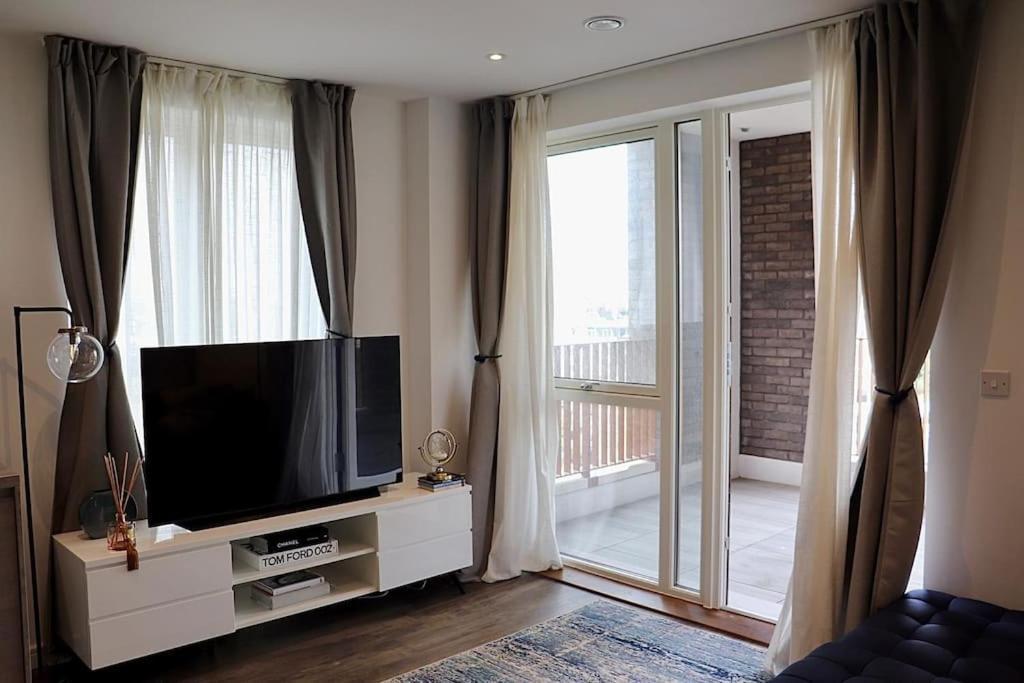A Stylish Two Bedroom Modern Apartment With Parking Barking  Exteriér fotografie