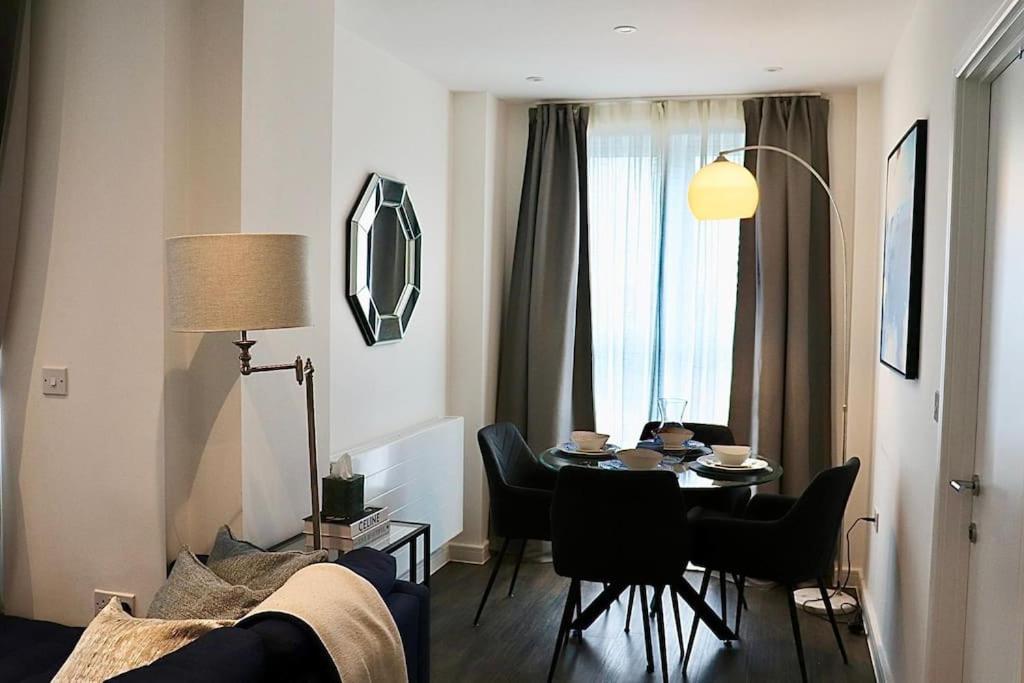 A Stylish Two Bedroom Modern Apartment With Parking Barking  Exteriér fotografie