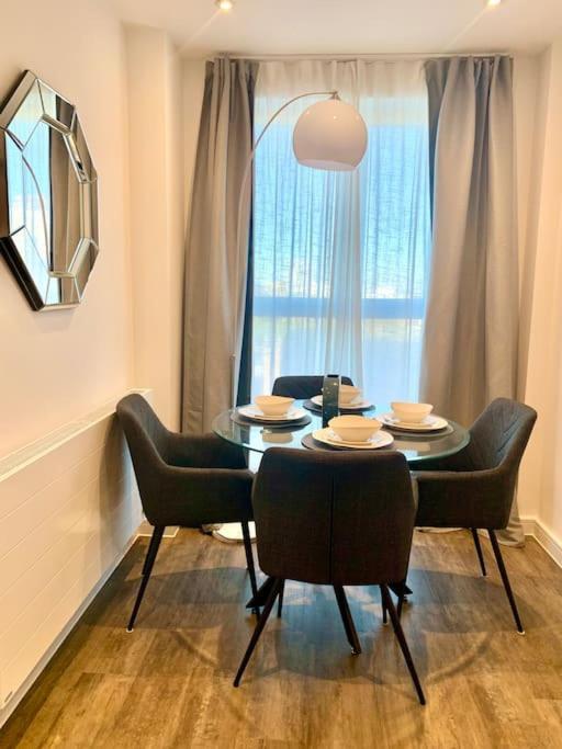 A Stylish Two Bedroom Modern Apartment With Parking Barking  Exteriér fotografie